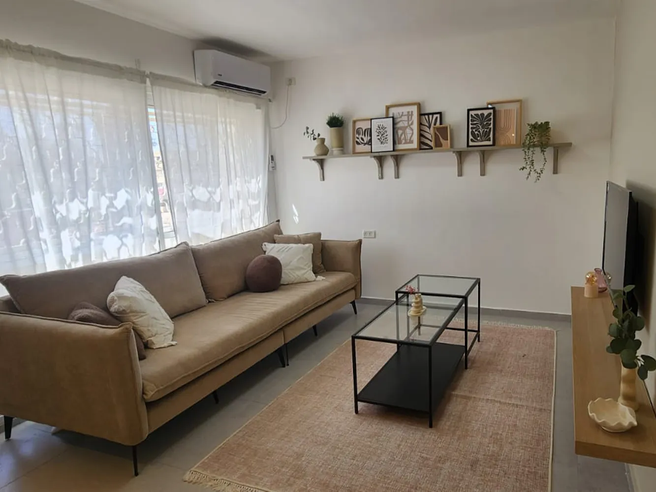 הסלון לאחר השבחת הנכס ברחוב וינגייט בבאר שבע