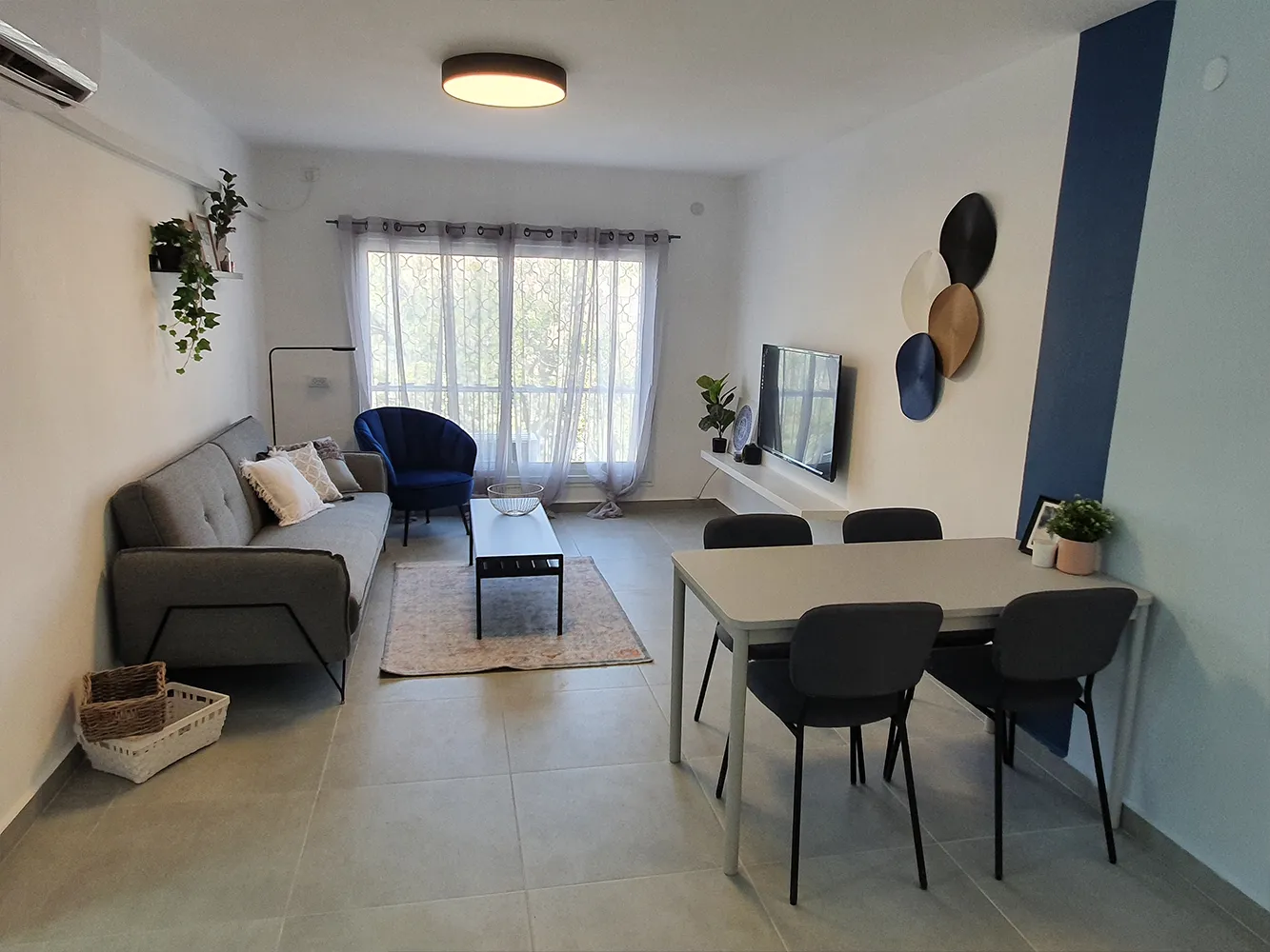 הסלון לאחר השבחת הנכס ברחוב רינגלבלום בבאר שבע