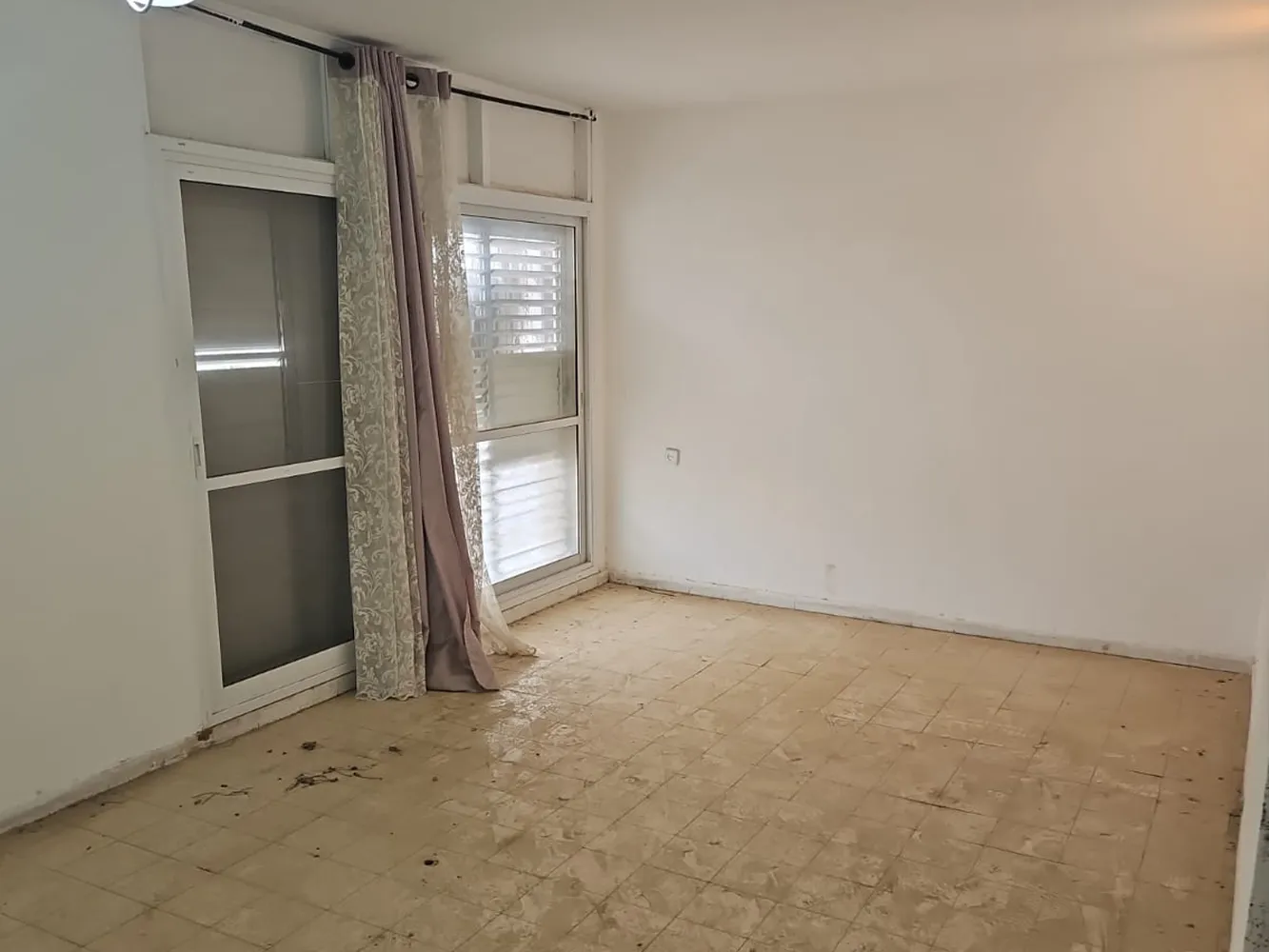 הסלון לפני השבחת הנכס ברחוב וינגייט בבאר שבע