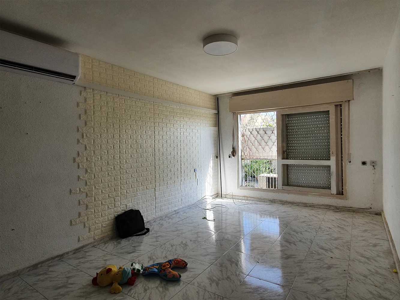 הסלון לפני השבחת הנכס ברחוב רינגלבלום בבאר שבע